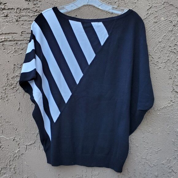 Chelsea & Theodore black/white batwing sweater - Picture 2 of 8